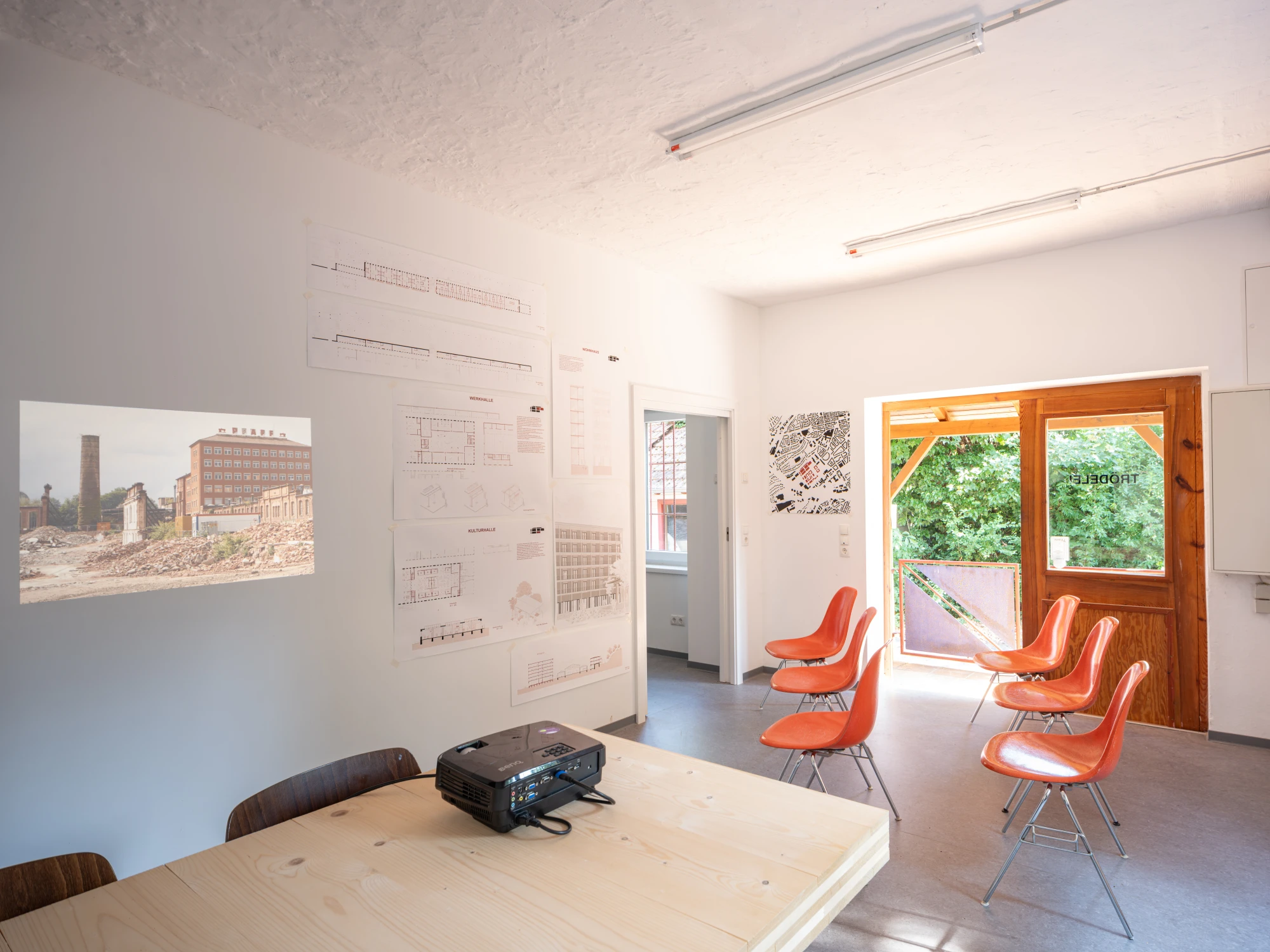 Troedelei mit orangenen Stuehlen